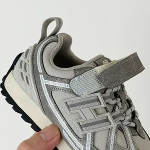 Zapatillas de malla gris para niños con cierre de velcro transpirable y suela antideslizante