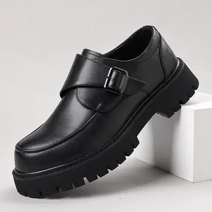 Vue latérale de chaussures en cuir noir pour hommes avec boucle et semelle épaisse