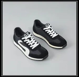 Détail de baskets en cuir et tissu noir pour hommes avec semelle épaisse rétro.