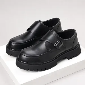 Vue latérale de chaussures élégantes en cuir à plateforme pour hommes avec boucle
