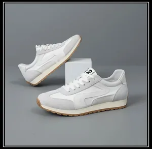 Détail de baskets de sport pour hommes en cuir et tissu avec semelle en gomme durable