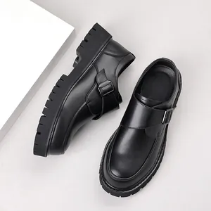 Détail de chaussures de ville noires à plateforme pour hommes avec boucles élégantes