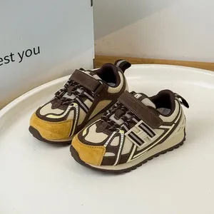 Zapatillas deportivas para niños de malla transpirable en marrón y beige con cierre velcro.