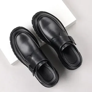 Vue de dessus de chaussures en cuir noires à semelles compensées pour hommes avec boucle