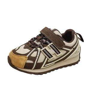 Zapatillas retro transpirables para niños en malla marrón y beige con suela de goma técnica.