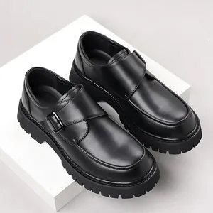Vue détaillée de chaussures en cuir noir pour hommes à bout rond, semelle épaisse et boucle