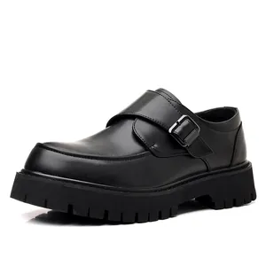 Chaussures monk à plateforme pour homme en cuir noir de qualité avec boucle argentée.