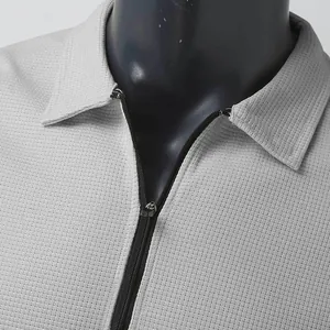 Gros plan sur la maille gaufrée texturée et le détail du zip de cette veste pour homme