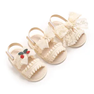 Trois paires de sandales beiges élégantes avec nœud en dentelle pour bébé fille.