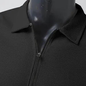 Gros plan montrant le tissu gaufré et la fermeture éclair d'un polo pour hommes