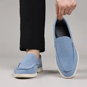 Vue détaillée des mocassins en daim bleu pour hommes avec un design décontracté