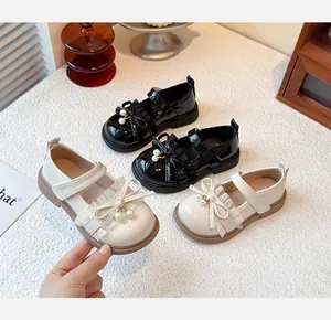 Süße Mädchen Mary Janes aus glänzendem Lackleder mit Schleife, Perlen und weicher Sohle