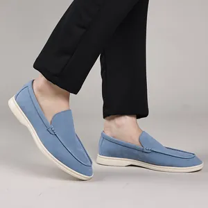 Mocassins en daim bleu pour hommes avec un design de conduite rétro slip-on confortable.