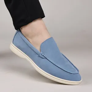 Vue détaillée de mocassins décontractés en daim bleu clair avec semelle en caoutchouc crème