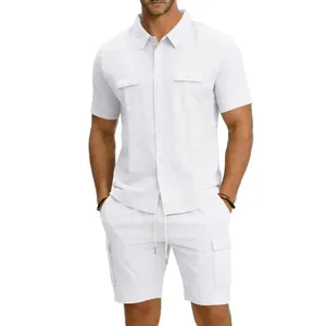 Dettaglio del set casual da uomo in lino bianco con camicia cargo e pantaloncini