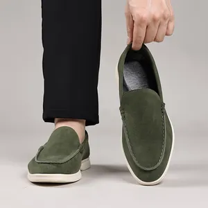 Détail des mocassins homme en daim vert foncé avec un design à enfiler confortable