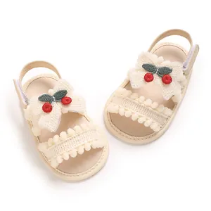 Sandales crème pour bébé fille avec broderie cerise et jolis détails pompons d'été