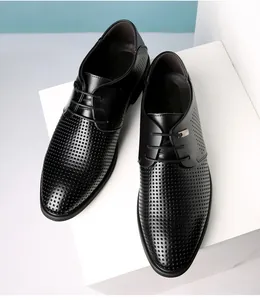Vue détaillée de chaussures de ville en cuir noir perforé avec lacets