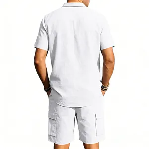 Vista posteriore di un set da uomo in lino bianco con camicia corta e pantaloncini cargo.