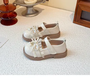 Elegante cremefarbene Mädchen-Lederschuhe mit Spitzenrüschen und einem feinen Schleifendetail