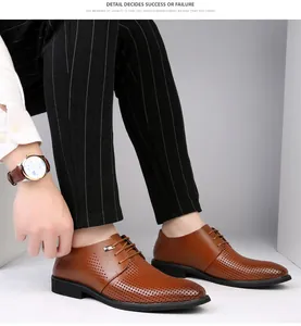 Détail de chaussures de ville en cuir marron perforé pour hommes en tenue de ville