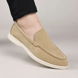 Gros plan détaillé de mocassins en daim kaki avec semelle blanche et surpiqûres