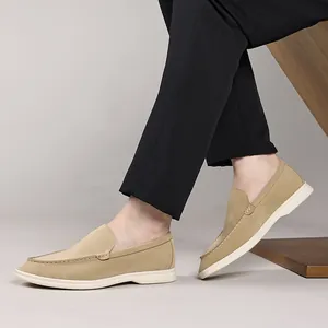 Détail de mocassins kaki pour hommes portés avec un pantalon noir pour un look décontracté