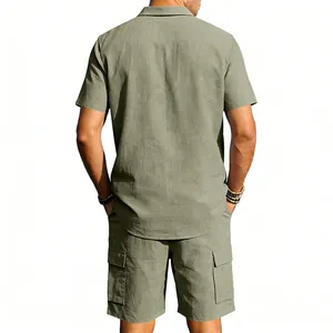 Vista posteriore di un set in lino verde oliva da uomo con camicia e bermuda cargo.