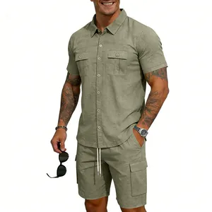 Dettaglio completo uomo lino verde oliva, camicia maniche corte e cargo