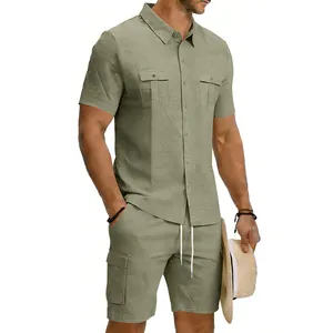 Dettaglio del completo uomo camicia cargo in lino verde salvia e pantaloncini.