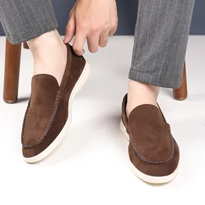 Vue détaillée de mocassins en daim marron pour hommes avec des surpiqûres décoratives fines