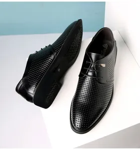 Gros plan de chaussures de ville pour hommes en cuir noir perforé avec un design à lacets