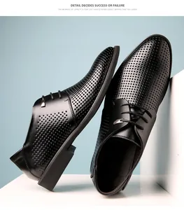 Vue détaillée des chaussures Oxford en cuir perforé noir pour homme, respirantes en été
