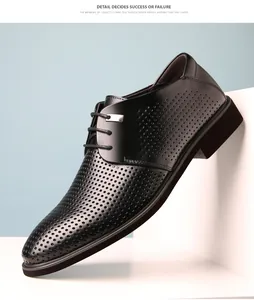 Gros plan sur les chaussures de ville en cuir noir perforé pour hommes, respirantes au laser