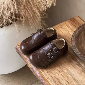 Vue détaillée des chaussures en cuir marron pour filles, style anglais, brogue