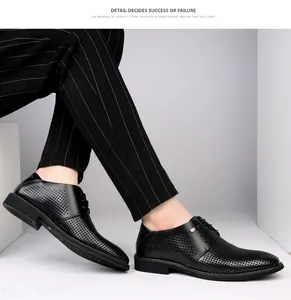 Détail de chaussures de ville en cuir noir ajouré et respirant pour hommes élégants