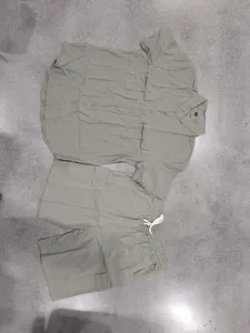 Vista dettagliata del set casual in lino verde kaki con camicia e pantaloncini.