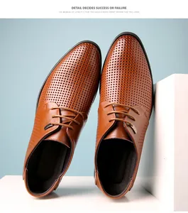 Gros plan de chaussures en cuir perforé marron pour un style business d'été respirant