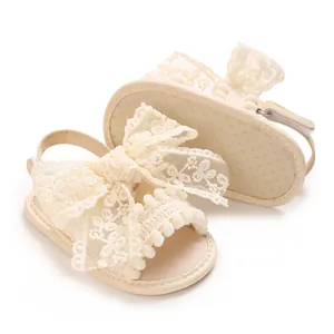 Sandales élégantes crème pour bébé fille avec nœud en dentelle et détails pompons