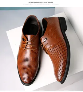 Vue de dessus de chaussures de ville en cuir marron respirant avec perforations