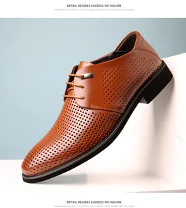 Vue détaillée des chaussures de ville en cuir marron respirant et ajouré pour hommes d'affaires.