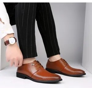 Vue détaillée de chaussures richelieu respirantes en cuir marron avec perforations
