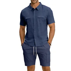 Vista dettagliata di un set casual da uomo in lino blu navy con camicia cargo e pantaloncini