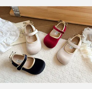 Vista dettagliata delle scarpe da principessa in velluto per bambine in nero, rosso e beige