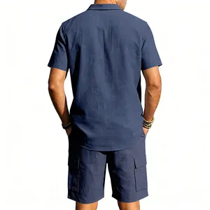 Vista posteriore di un set casual da uomo in lino blu navy con camicia cargo e pantaloncini