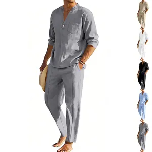 Herren-Leinen-Set mit Henley-Hemd und Hose in verschiedenen Farben für den Urlaub.