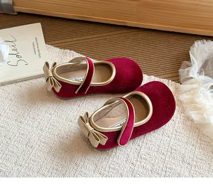 Scarpe bebè in velluto rosso con fiocco dorato e cinturino chic