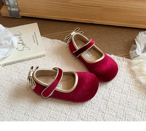 Scarpe Mary Jane eleganti in velluto rosso per neonata con fiocco e bordo dorato