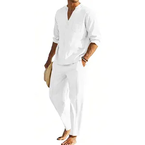 Vollansicht des weißen Leinen-Set für Herren mit Langarm-Henley-Shirt und lockerer Hose