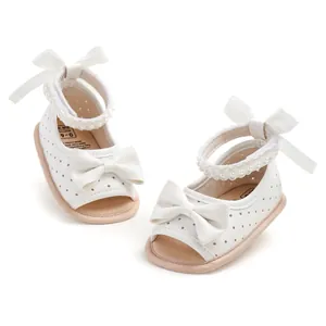 Détails de sandales blanches pour bébé fille avec perles et nœuds papillon